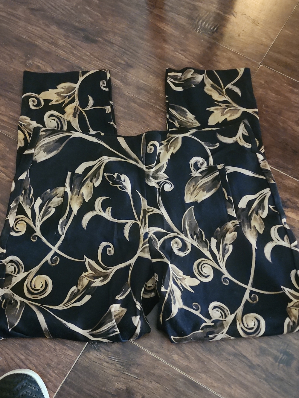 Chico's Slimming "So Juliette" Ankle Pants. - Picture 5 of 6